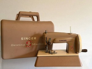 O - Vintage Childrens Sewing Machine - Singer Sewhandy