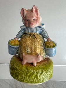Collectible Porcelain Pig Figurine Music Box Schmid Beatrix Potter Aunt Petunia
