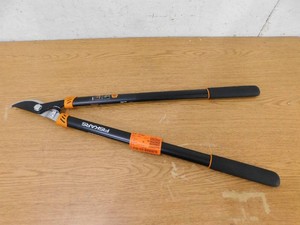 Fiskars 1-12 in. Cut Capacity Low-Friction Steel Blade, 28 in. Bypass Lopper with Non-Slip Handles