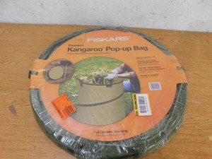 Fiskars 30 Gal. Collapsible Kangaroo Lawn and Leaf Bag