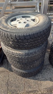 Set of aluminum rims with tires