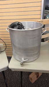 LIQUID DISPENSING CONTAINER 
