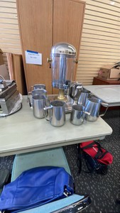 COUNTERTOP BEVERAGE DISPENSER W PITCHERS