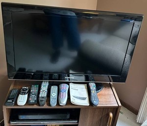 Samsung LN32A550P3F 32 Inch LCD TV With Remotes & Manuals