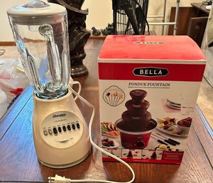 Osterizer Blender & Bella Fondue Fountain Mixed Lot