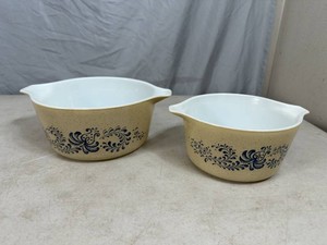 2 Vintage Pyrex Homestead Casserole Dishes