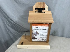 New Valley Splendor Cedar Critter Feeder