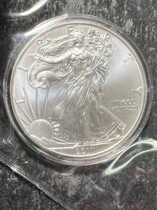 2011 AMERICAN SILVER EAGLE ONE TROY OZ .999 FINE SILVER
