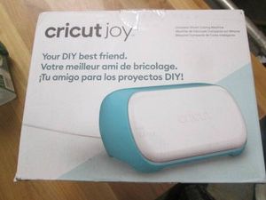 Cricut Joy compact smart cutting ma...