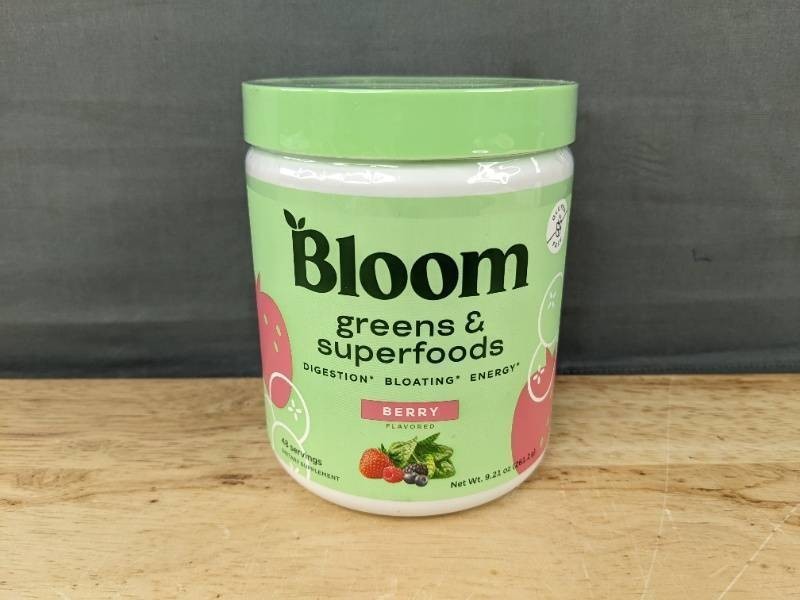 48 Servings Bloom Greens & Superfoods Berry 9.24oz $36 Retail - Brand New