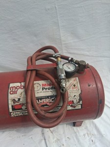 AIR TANK WITH HOSE, GAUGE, AND AIR CHUCK
