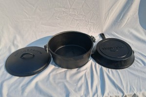 MATCHING CAST IRON DUTCH OVEN AND SKILLET