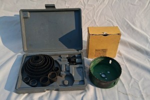 GREENLEE HOLE SAW AND SET OF HOLE SAWS