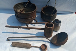 CAST IRON LEAD SMELTING POTS WITH DIPPERS