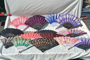 LARGE GROUP OF JAPANESE STYLE FANS