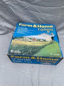NEW IN BOX AMERICAN FLUORESCENT FARM AND HOME LIGHTING YARD LIGHT