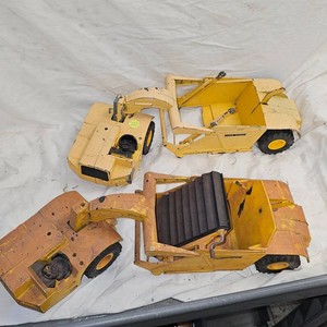 2 Die Cast John Deere Earth Movers