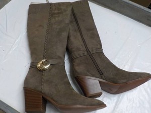 Universal Thread Boots size 6...