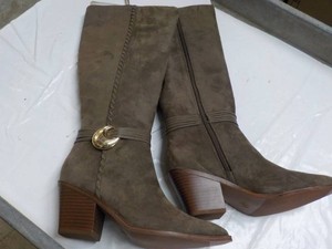 Universal Thread Boots size 8...