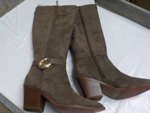 Universal Thread Boots size 9...