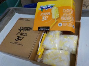 2 Swiffer 3 ft Dusters with extra d...