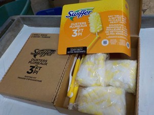 2 Swiffer 3 ft Dusters with extra d...