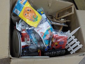 Box of Misc. Summer Dcor...