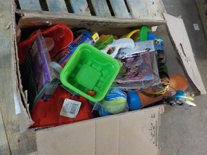 Box of Misc. Summer Dcor...