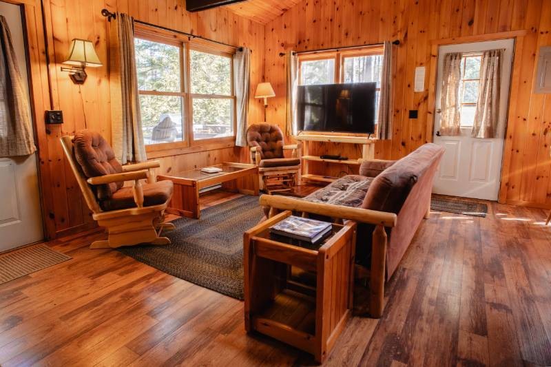 CB09 Timber Bay Cabin Experience - Two Bedroom Experience - The Martin - 2 Room - 4 Bed Sleeps 5