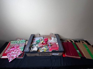Gift Bags & Greeting Cards Mixed Lot
