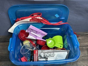 Cake Decorating Tools & Baking Cutters in Storage Tote
