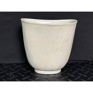 Cream Ceramic Bowl with Diamond Pattern � Decorative Serving Dish