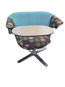 Steelcase i2i Collaborative Swivel Lounge Chair, featuring a built-in swivel tablet arm