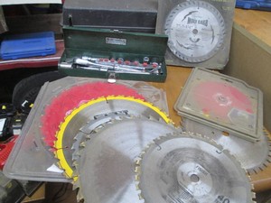 Variety of circular saw blades plus 14 & 38in ratchet and socket set in metal case