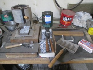 Lead melting pot unit with misc tools and accessories