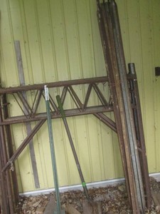 Heavy duty tubular metal scaffolding unit unassembled  with shovel and t-post