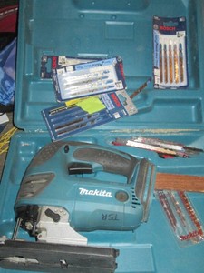 Makita 18v jigsaw in hardside case with battery, charger and replacement blades