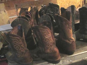 Large duffle bag containing a variety of mens size 9.5 Justins, Tomy Lama and other brand cowboy boots