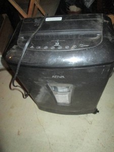 Portable 12 sheet paper shredder