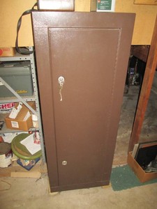 Locking metal gun cabinet approx 21x10x55in