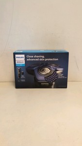NEW PHILIPS NORELCO SHAVER 6800