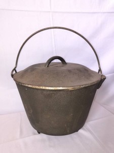 Vintage-Cast-Iron Bean Pot-with handle and lid