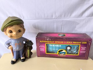 MTH Electric Hopper car and 1970s Ceramic smiley Golfer