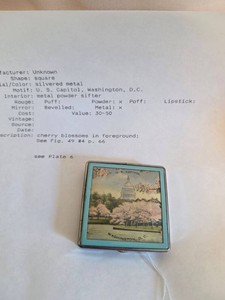 Vintage Unmarked Washington DC U.S. Capitol Souvenir Powder Compact