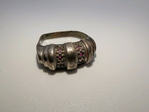 Vintage 925 sterling silver ribbed ruby ring, 3.8 grams