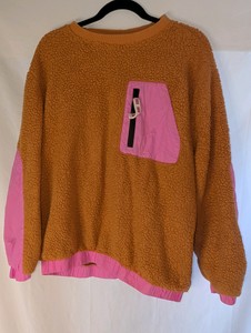 UGG Womens Niko Sherpa Crewneck features a soft caramel-brown fleece body accented with vibrant pink nylon pocket, size L