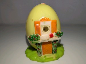 Vintage yellow plastic Easter Unlimited egg house toy, built-in click viewer window on the front for peeking at hidden holiday scenes