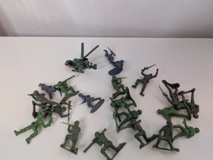 Vintage army men and 1985 Matchbox Mission Helicopter (Military Chopper #46)