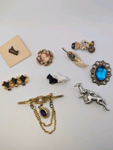 Collection of vintage pinsbrooches- MnlN Twins, Cameo, Natural Stone