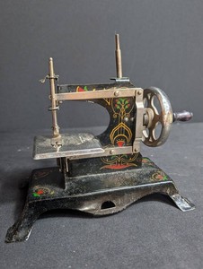 Vintage Toy Sewing Machine Hand Crank